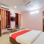 Hotel O Trimurti Palace Near Gomti Riverfront Park
