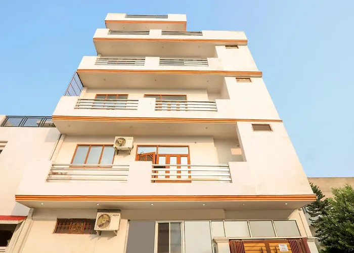 Hotel O Trimurti Palace Near Gomti Riverfront Park