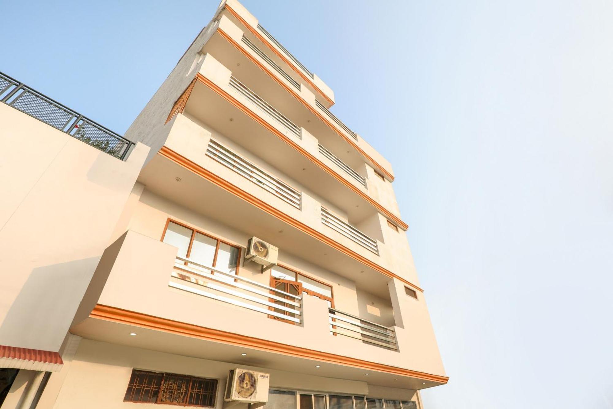 O Trimurti Palace Near Gomti Riverfront Park