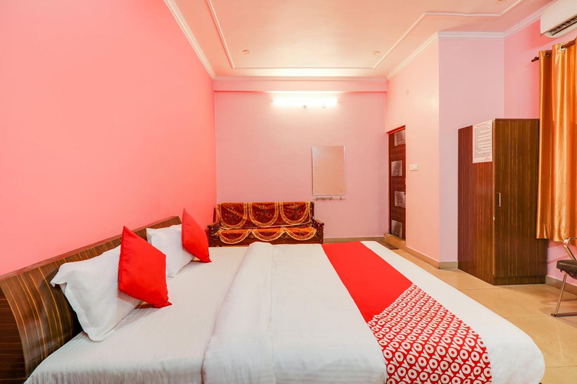 O Trimurti Palace Near Gomti Riverfront Park 3*