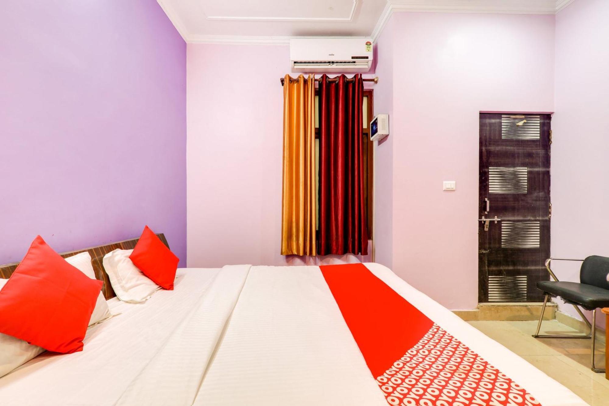 Hotel O Trimurti Palace Near Gomti Riverfront Park 3*