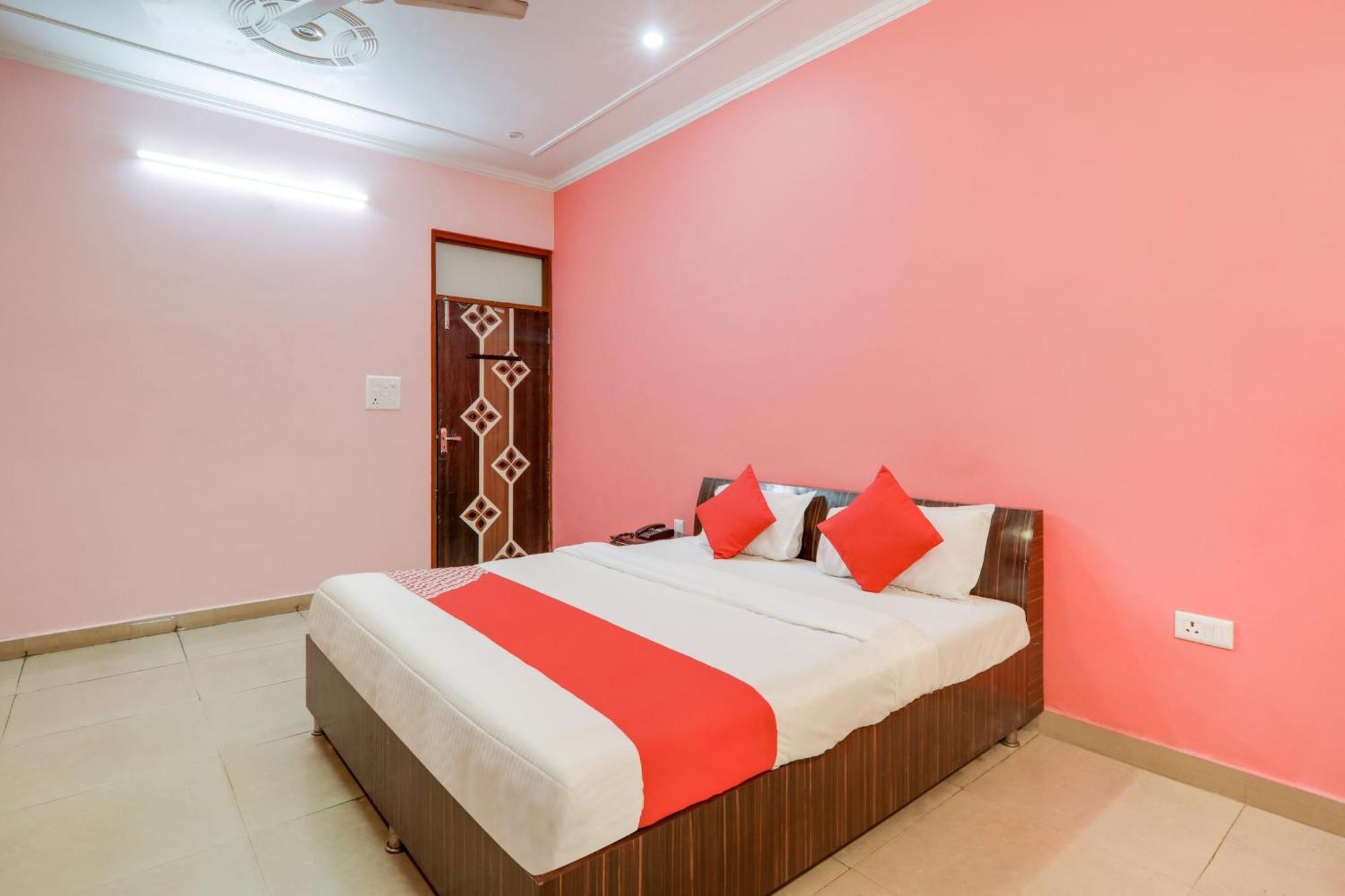O Trimurti Palace Near Gomti Riverfront Park 3*