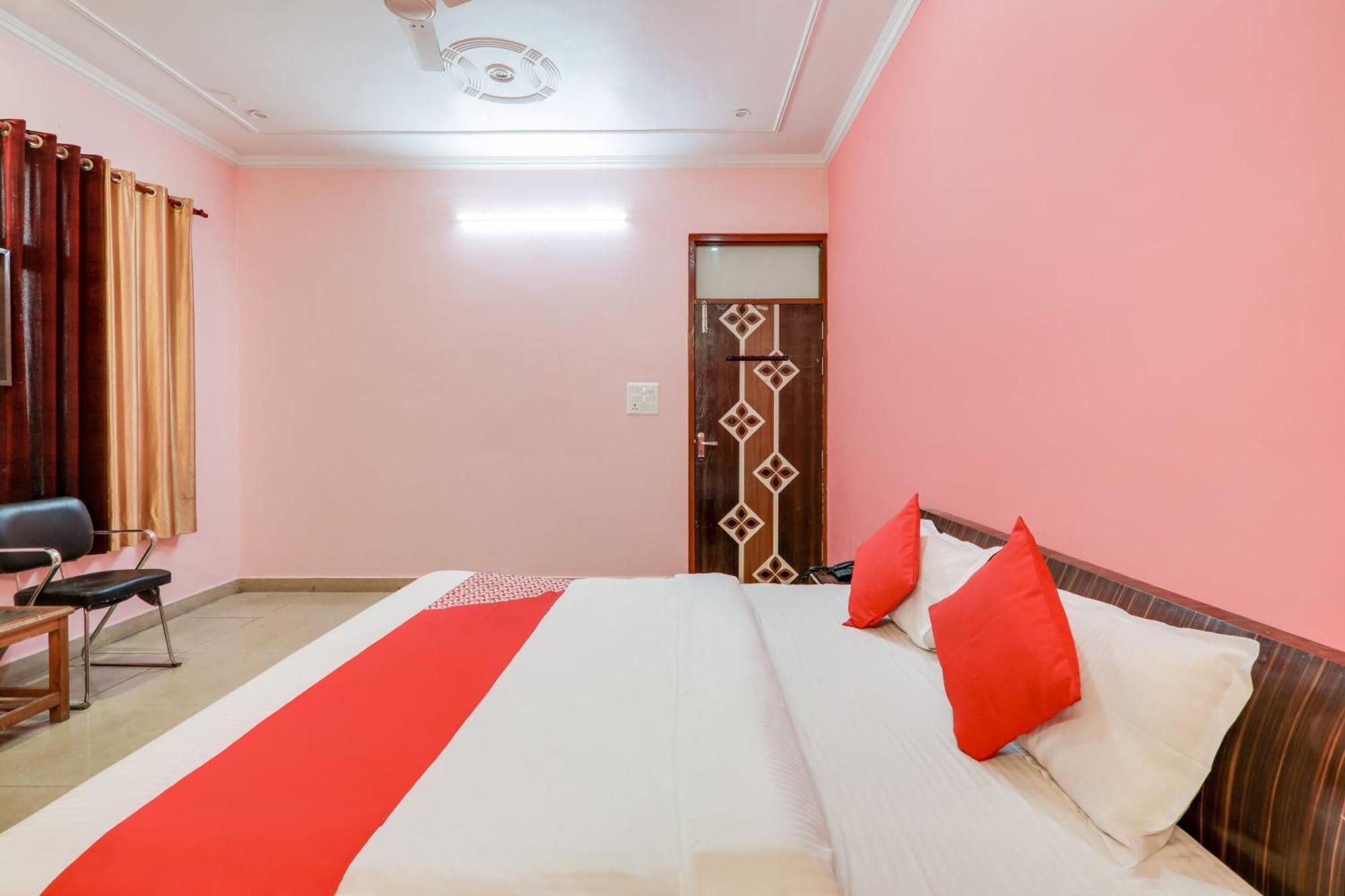 Hotel O Trimurti Palace Near Gomti Riverfront Park