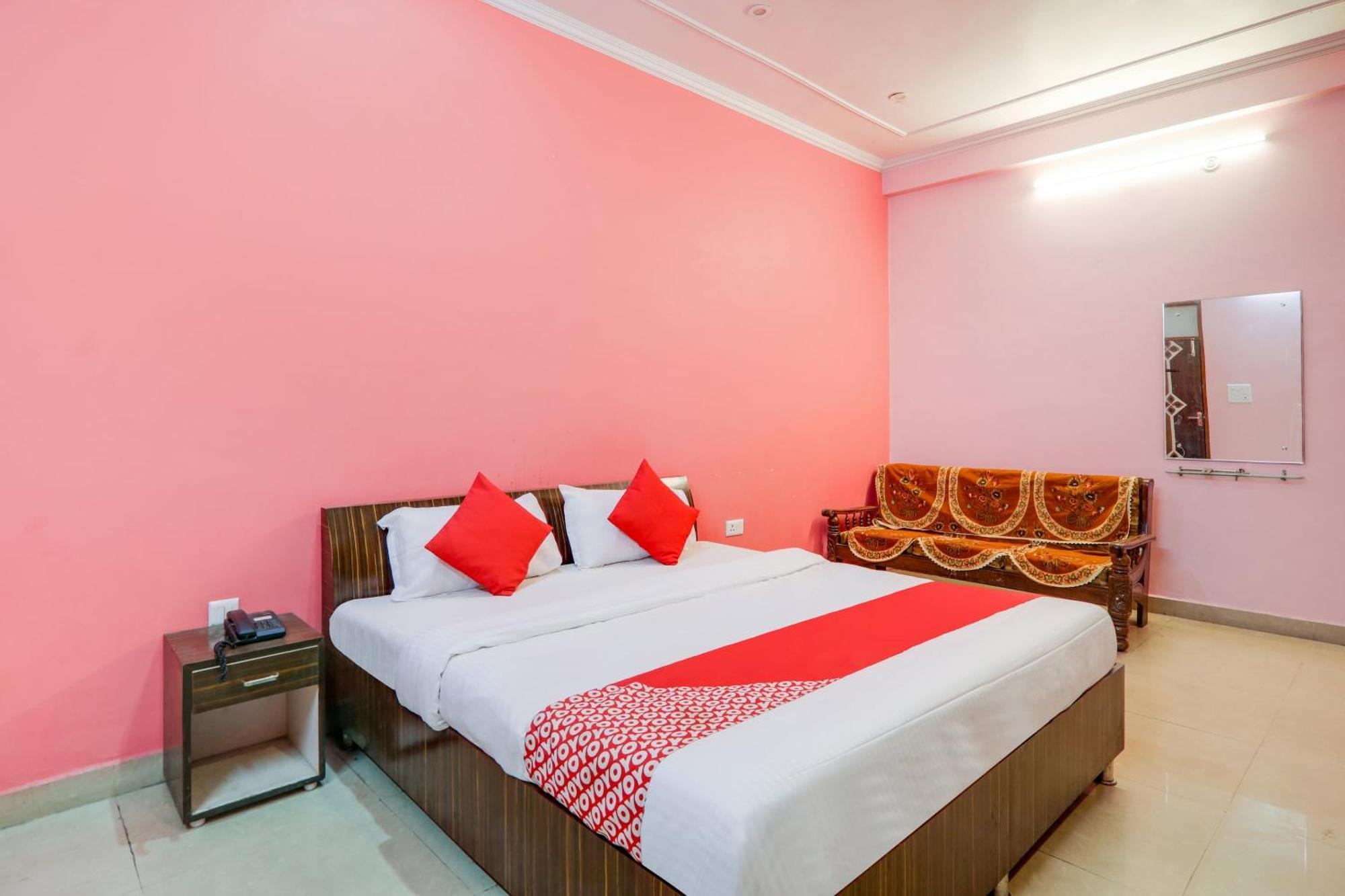 Hotel O Trimurti Palace Near Gomti Riverfront Park 3*