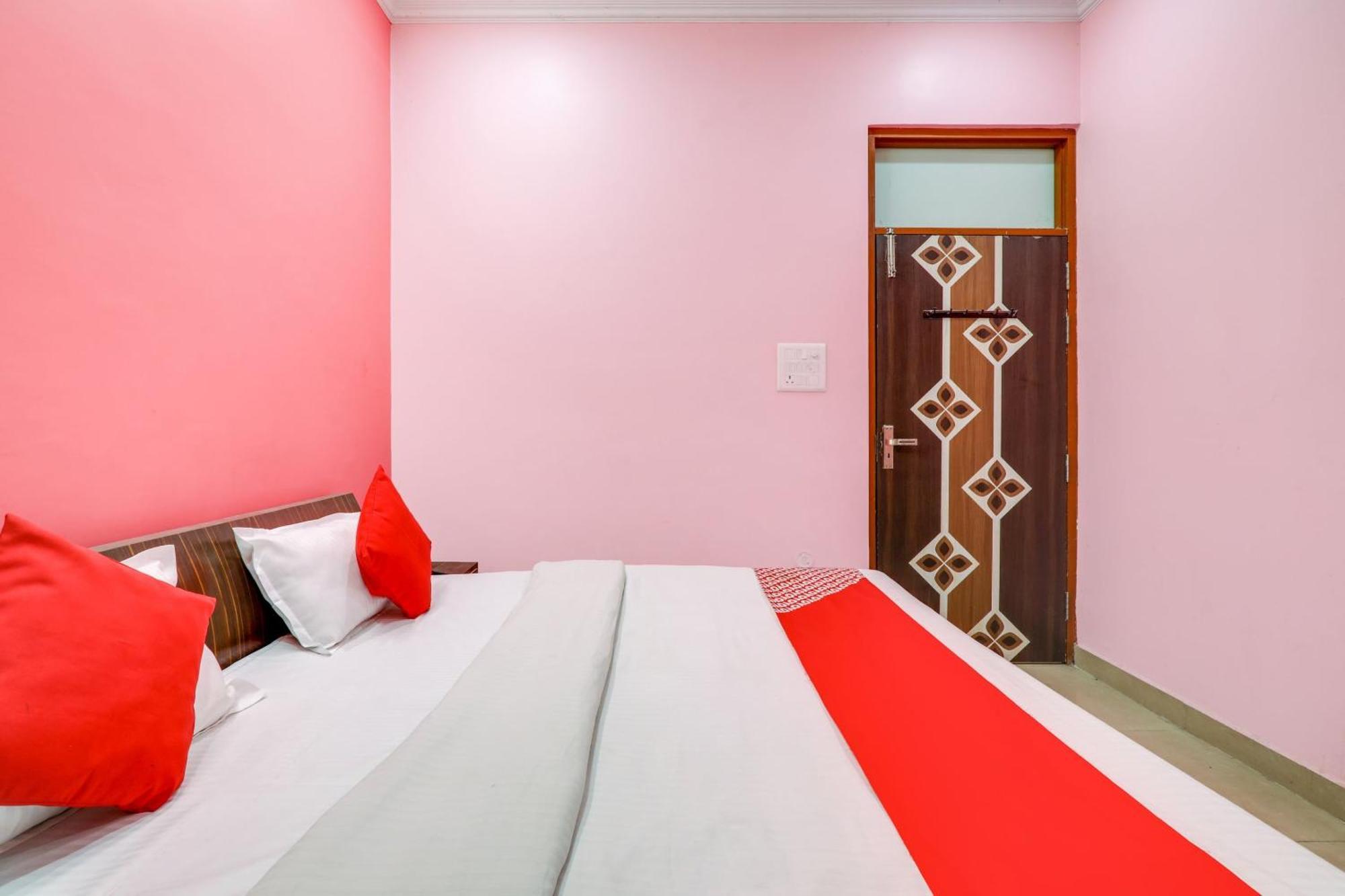 O Trimurti Palace Near Gomti Riverfront Park 3*