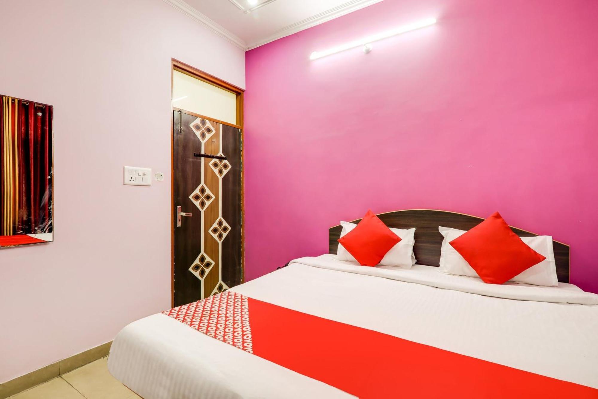 O Trimurti Palace Near Gomti Riverfront Park 3* Lucknow