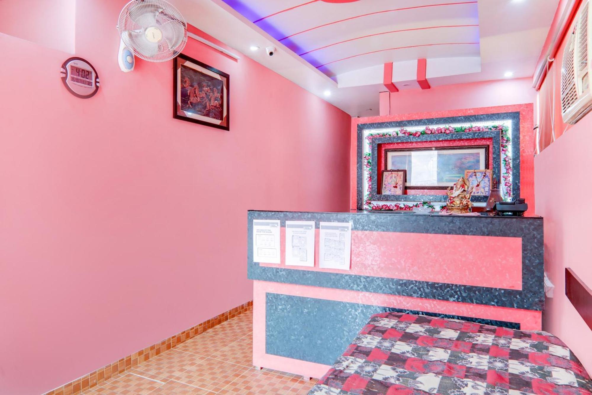 Hotel O Trimurti Palace Near Gomti Riverfront Park