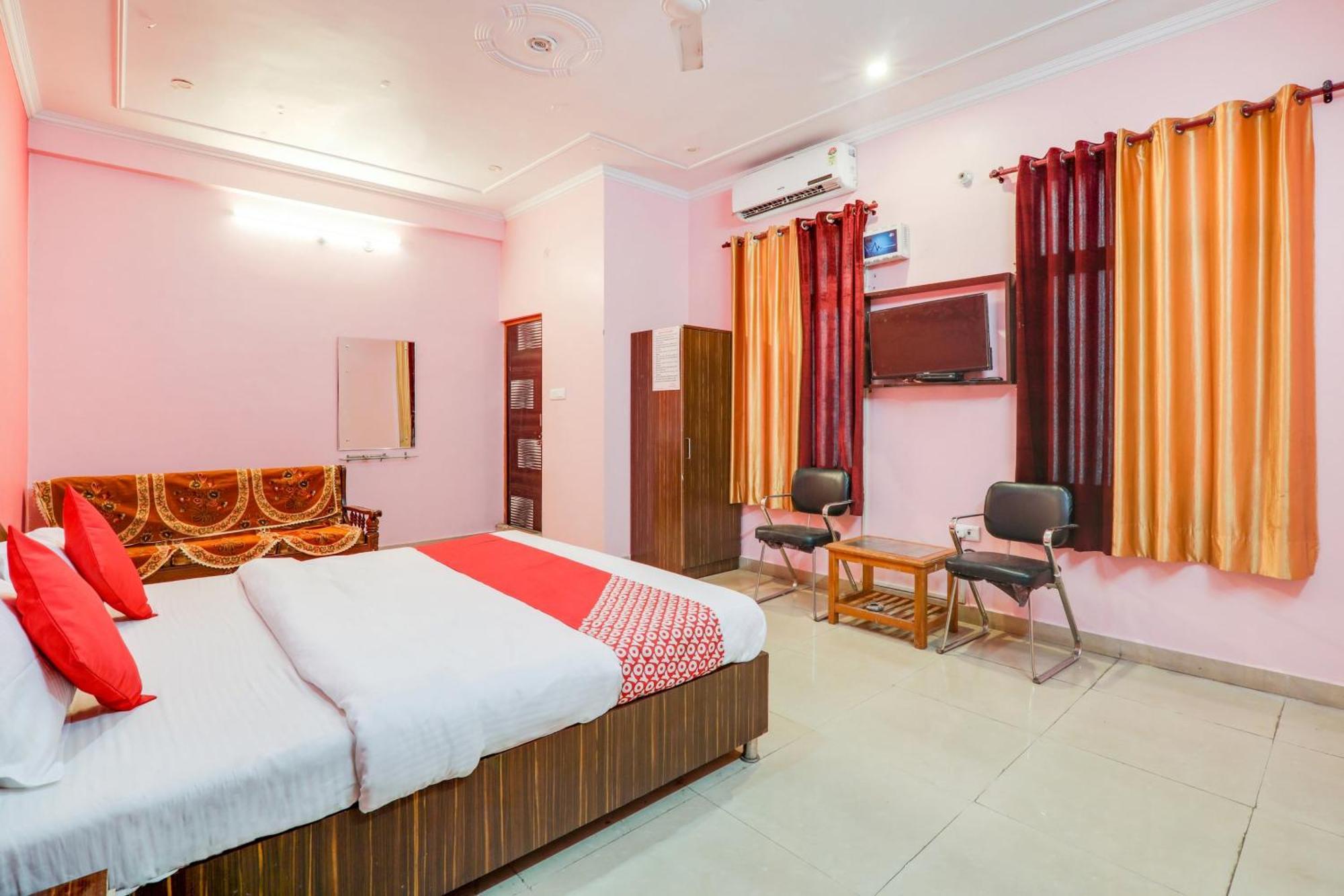 O Trimurti Palace Near Gomti Riverfront Park 3* Lucknow